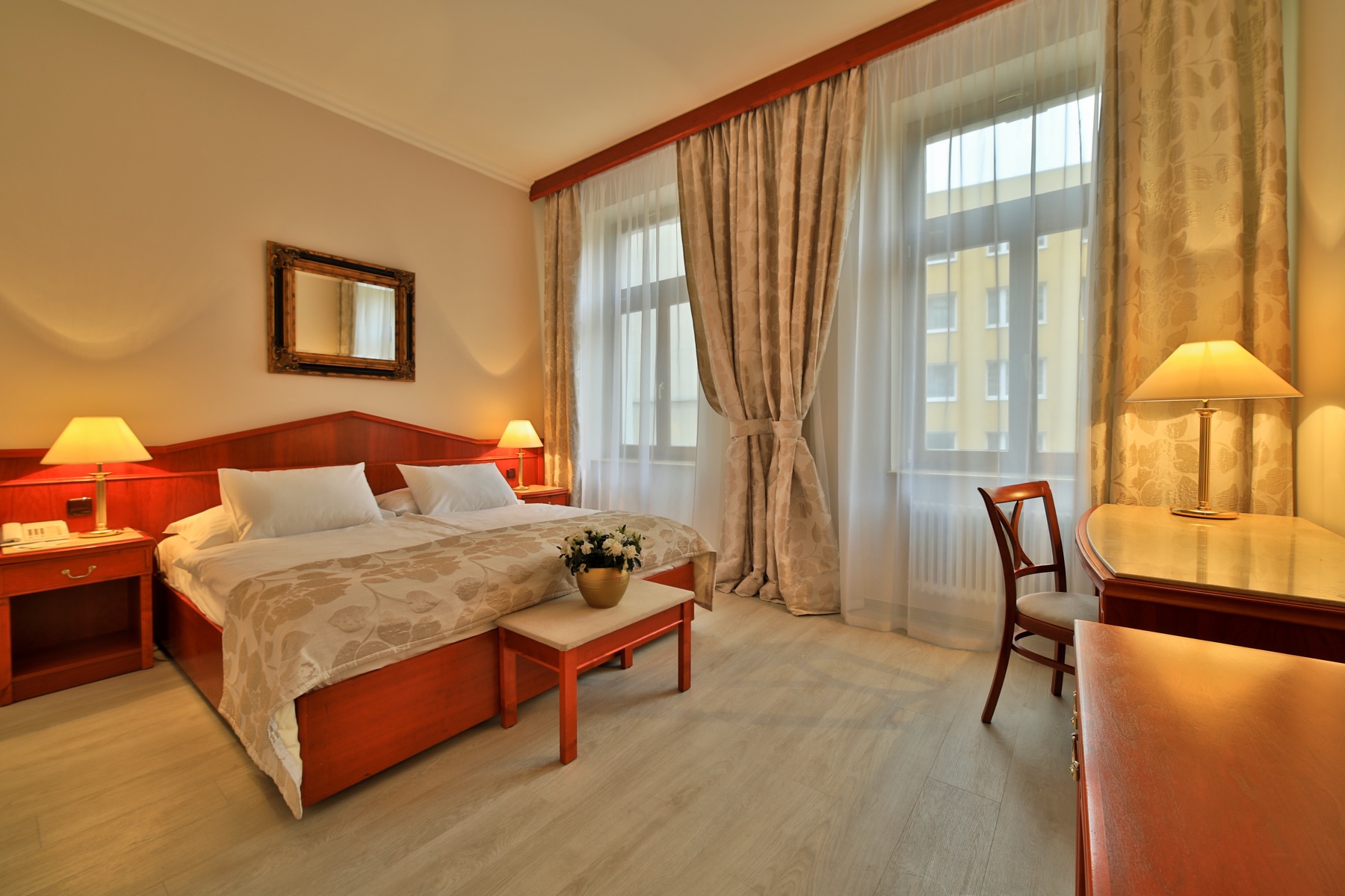 Bed linen, Window décor – Q-TEX project, hotel room