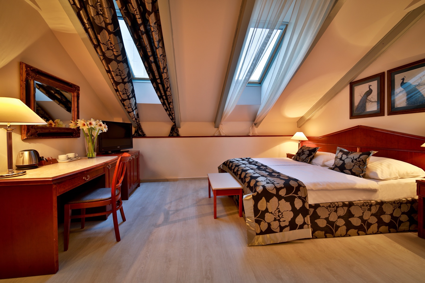 Bed linen, Throws, Window décor – Q-TEX project, hotel room